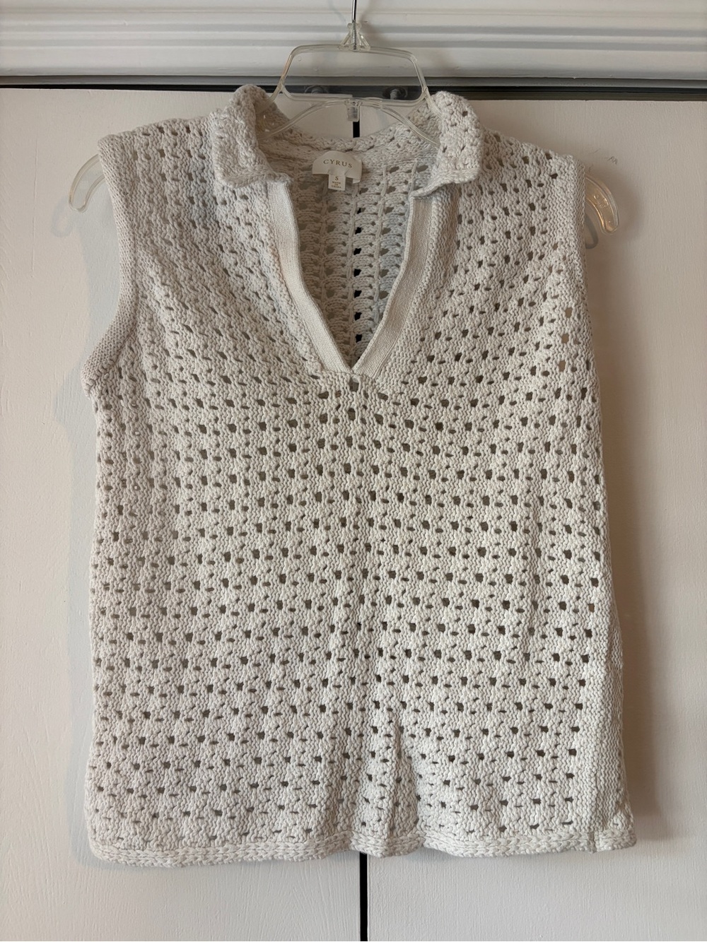 Cyrus Elegant White Sleeveless Sweater